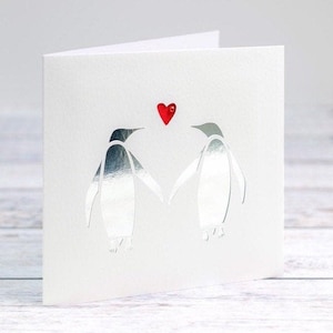 Pareja de pingüinos de plata personalizada con tarjeta de corte de papel de corazón de amor rojo para boda-aniversario-día de San Valentín-compromiso-te amo...