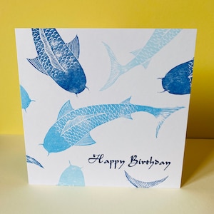 Carte de voeux bleue à imprimé carpe koi lino pour la fête des pères, anniversaire, remerciement, plus de cartes poissons koi sur HKdesign8