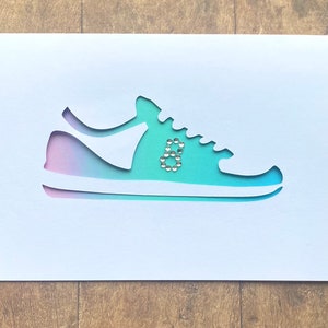 Carte d'anniversaire pour les amateurs de baskets ou les collectionneurs de baskets, choix de couleurs vives, peut être personnalisée avec n'importe quel âge et message à l'intérieur.