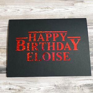 Gepersonaliseerde Happy Birthday-kaart met glanzend rood holografisch schrift. Een op Stranger-Things geïnspireerde kaart verkrijgbaar in elke naam, handgemaakt op bestelling