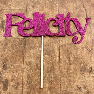 Topper de bolo com glitter com nome personalizado disponível em cores marcantes - Decorações de bolo de aniversário - Cartão com glitter de dupla face e baixo galpão