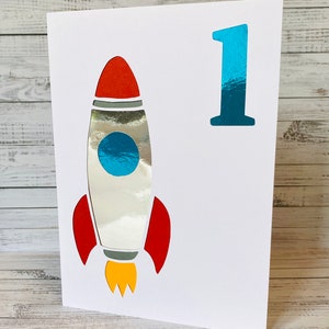 Tarjeta de cumpleaños con cohete espacial con la edad en el frente para la fiesta de cumpleaños de un niño. Tarjeta de nave espacial. Hecha a mano por encargo y en blanco por dentro. Por HKdesign8