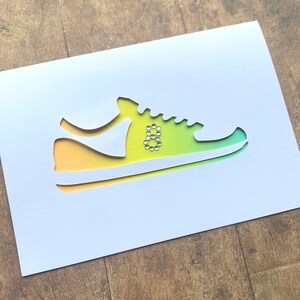 Trainer-verjaardagskaart met elk leeftijdsnummer, keuze uit poping-kleuren, kan worden gepersonaliseerd met een bericht erin. Handgemaakt op bestelling.