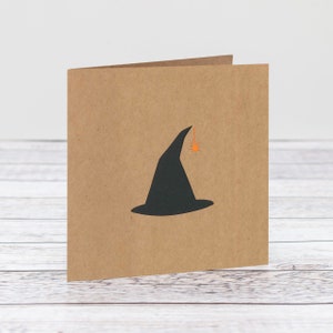 Chapeau de sorcière noir avec carte d'Halloween découpée dans du papier araignée. Plus de cartes effrayantes disponibles par HKdesign8