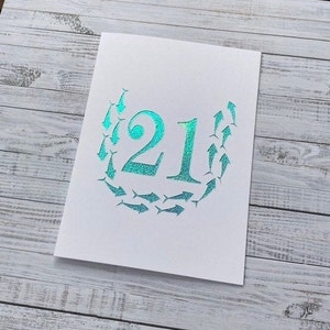 Carte du 21e anniversaire avec un banc de poissons en fer à cheval. Une carte papier découpée faite main, magnifique et unique pour fils, fille, petit-fils, neveu, filleul