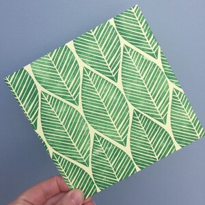Carte de vœux tropical Leaf Linocut ou Notelet pour toute occasion. Carte imprimée à la main de feuille verte botanique