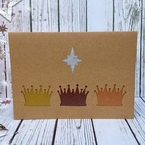 Tre corone dei Re Magi e stella polare biglietto di auguri di Natale in carta ritagliata, oro, incenso e mirra, religioso, Betlemme, periodo festivo