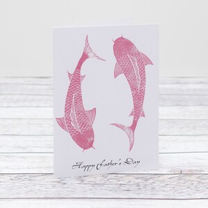 Koi-karper Happy Father's Day-kaart beschikbaar met gratis personalisatie! Blanco binnenkant. Ook verkrijgbaar als Happy Birthday en als bedankkaartje.