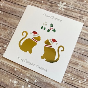 Gatos usando chapéus de Natal sob o visco. Personalizado com os nomes dos gatos ou sua mensagem especial. Cartão de Natal feito à mão sob encomenda