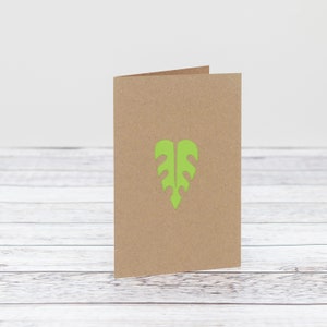 Carte de voeux découpée dans une feuille tropicale verte pour toutes les occasions. Peut être personnalisé sur le devant ou à l'intérieur. Plus de cartes uniques sur HKdesign8