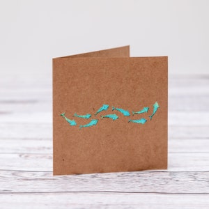 Tarjeta de felicitación recortada en papel con un banco de peces iridiscentes para el Día del Padre, cumpleaños, tarjeta de agradecimiento o boda. Se puede personalizar en el frente.