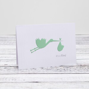 Oiseau de cigogne avec la carte de papier de bébé de nouveau-né, nouveau carton de bébé, carte de douche de bébé, carte de bébé, carton nouveau jaune de bébé, douche de bébé de cigogne