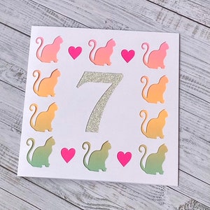 Carte d'anniversaire chat avec coeurs roses et âge scintillant sur le devant - Carte pour amoureux des chats - Peut être personnalisée à l'intérieur - Fait main par HKdesign8