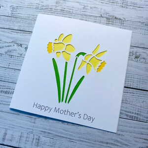 Tarjeta con flores de narciso para el Día de la Madre, cumpleaños, aniversario, jubilación, agradecimiento, personalización en el interior: tarjetas con flores cortadas en papel de HKdesign8