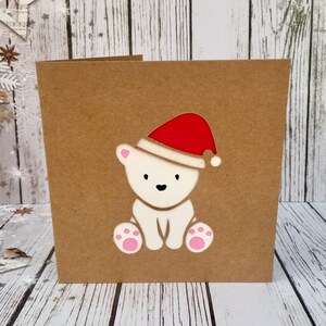 Niedliche Eisbär mit Weihnachtsmütze Papierschnitt Weihnachtskarte kann mit Namen oder Nachricht, Babys erste Weihnachtskarte personalisiert werden - von HKdesign8
