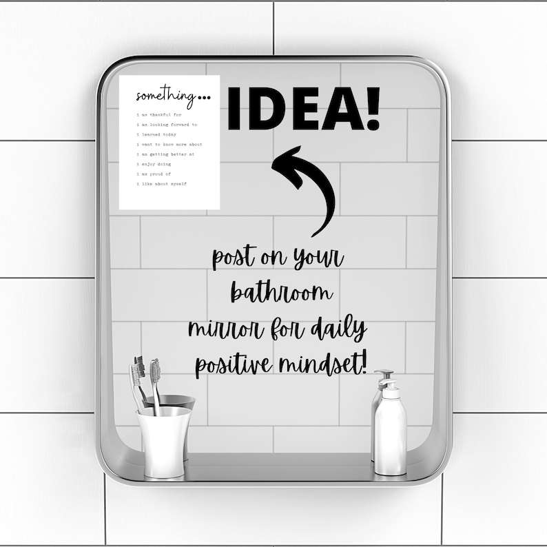 Op de afbeelding: Een badkamer spiegel met een handgeschreven briefje waarop staat "something... I am thankful for... I am looking forward to... I learned today... I want to know more about... I am getting better at... I enjoy doing... I am proud of... I like about myself..." en de tekst "IDEA! post on your bathroom mirror for daily positive mindset!" De spiegel heeft een plank met een tandenborstelhouder en een fles zeep.