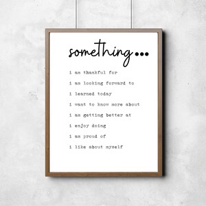 Op de afbeelding: Een printbaar wanddecor ontwerp met de tekst "something..." en een lijst met zinnen over dankbaarheid, uitkijken naar, leren, meer weten, beter worden, genieten, trots zijn en wat je leuk vindt aan jezelf.