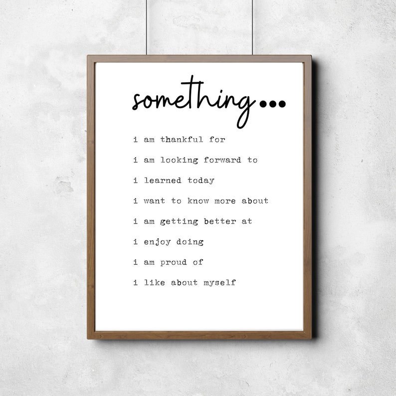 Op de afbeelding: Een printbaar wanddecor ontwerp met de tekst "something..." en een lijst met zinnen over dankbaarheid, uitkijken naar, leren, meer weten, beter worden, genieten, trots zijn en wat je leuk vindt aan jezelf.