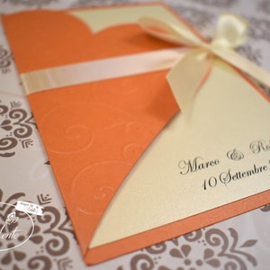 PARTECIPAZIONI NOZZE invito matrimonio intagliato a cuore in carta perlata arancione e avorio - 10 pezzi