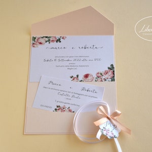 Partecipazione ASYMMETRIC CORAL invito matrimonio floreale in carta perlata - 10 pezzi