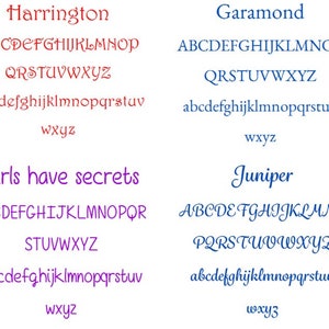 Puede incluir: Una comparaci&oacute;n de dos fuentes diferentes, Harrington y Garamond. Las fuentes se muestran en letras may&uacute;sculas y min&uacute;sculas, as&iacute; como en n&uacute;meros. Las fuentes tambi&eacute;n se muestran en una frase, "Girls have secrets" para Harrington y "Juniper" para Garamond.