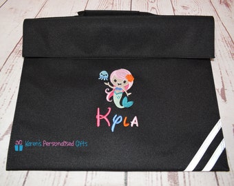 Bolsa de libros para niños personalizada, Bolsa de libro de lectura de sirena negra, Sirena linda bordada + nombre, Bolsa de libro escolar, (Elección de 7 colores)