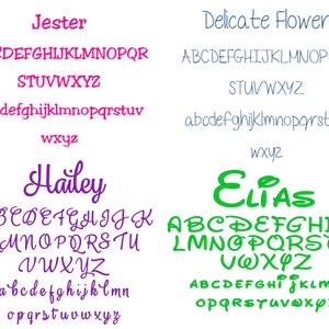 Puede incluir: Cuatro fuentes de alfabeto diferentes en varios colores. Las fuentes son "Jester" en rosa, "Delicate Flower" en azul, "Hailey" en morado y "Elias" en verde. Cada fuente incluye letras may&uacute;sculas y min&uacute;sculas.