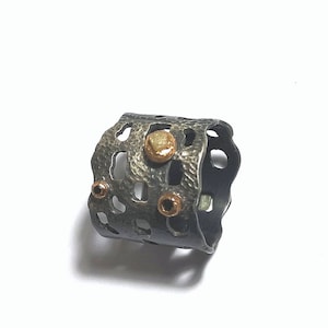 Art nouveau ring in silver and 18k gold set with a cube-shaped rough diamond and 2 black spinels