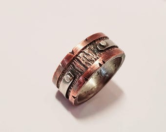 Heren trouwring, middeleeuwse stijl, onbewerkt zilver, gehamerd koper