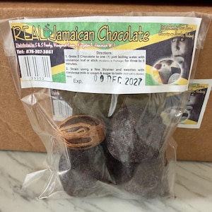 Kit de té de chocolate tradicional jamaicano que contiene 3 rollos, 1 nuez moscada y hojas de canela.