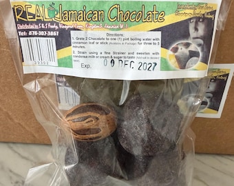 Kit de thé au chocolat traditionnel jamaïcain contenant 3 petits pains, 1 feuilles de muscade et de cannelle.