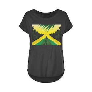 Dames lang slub T-shirt, maten XS-5XL, Jamaicaanse vlag geïnspireerde kunst met vrouw op vlot