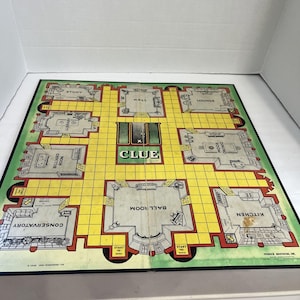 Puede incluir: Un juego de mesa Cluedo vintage con un diseño de cuadrícula amarilla e ilustraciones de habitaciones. El tablero del juego presenta habitaciones como el Conservatorio, el Salón de baile y la Cocina. La palabra "CLUE" se muestra de forma destacada en el centro.