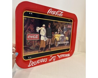 Bandeja metálica para servir Coca-Cola de 1987, reproducción del modelo "Touring Car" de 1924.
