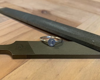Anillo estampado de la luna creciente delicada