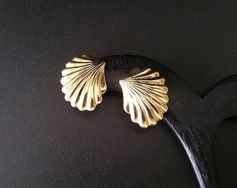 Vintage TRIFARI Pressed Metal Earrings, Lightweight with Comfort Clip On (E-ER-481)fm