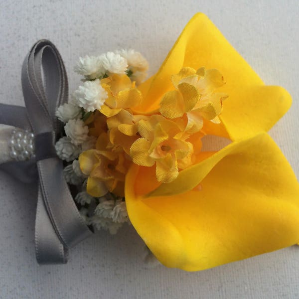 Yellow Corsage, Calla Lily for wedding, Yellow Gray Corsages, Yellow Calla Lily, Pearl Corsage, Yellow Lily, Yellow Gray Wedding, Wristlet