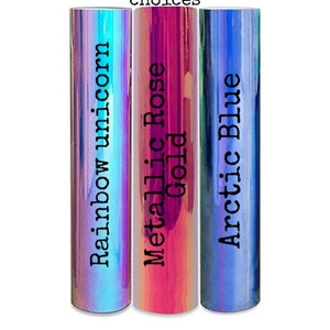 Pode incluir: Tr&ecirc;s rolos de vinil iridescente com diferentes mudan&ccedil;as de cor. Os rolos s&atilde;o etiquetados como "Rainbow Unicorn", "Metallic Rose Gold" e "Arctic Blue".