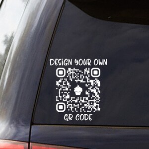 Pode incluir: Adesivo de vinil branco em fundo preto. O adesivo diz "Desenhe seu pr&oacute;prio c&oacute;digo QR" e apresenta um c&oacute;digo QR preto e branco com um &iacute;cone de cupcake no centro.