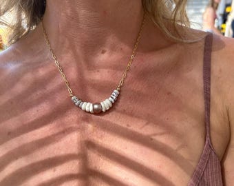 Collar de sirena con perla rosa y concha de puka