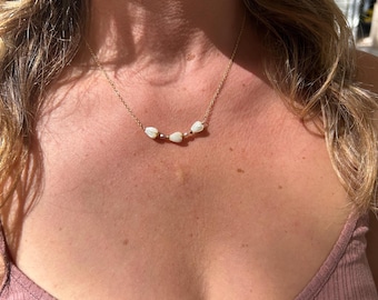 Collar de flor de pikake y perla rosa