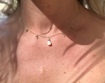 Collar con dije de aguamarina y pikake de nácar tallado