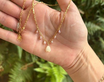 Collar con dije de perla rosa y flor de pikake tallada en nácar