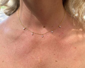 Collar con dije de 5 pequeñas perlas de color rosa malva