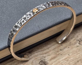 Brazalete de plata esterlina martillada de 5 mm con detalles dorados / Brazalete minimalista de plata / Brazalete artesanal de metal mixto / Joyería moderna ajustable
