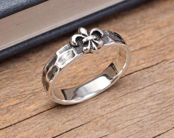 925 Sterling Silver Fleur de Lis Ring, Hammered Band Statement Ring, Medieval Style Jewelry, French Lily Heraldic Ring, Gothic Boho Band