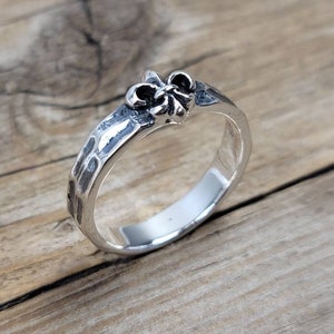 3mm Fleur de lis hammered ring, 925 sterling silver ring, fleur de lis, silver ring, unisex ring, gothic jewelry, stackable ring