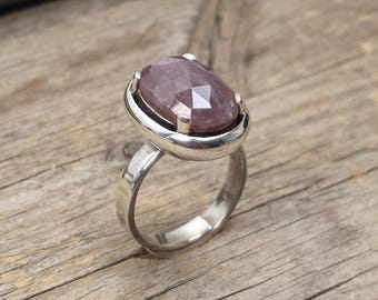 Oval Facettierter Rubin Sterling Silber Ring | Minimalist Roter Edelstein Ring | Handgemachte Silber Statement Ring | Moderne Handwerker Schmuck