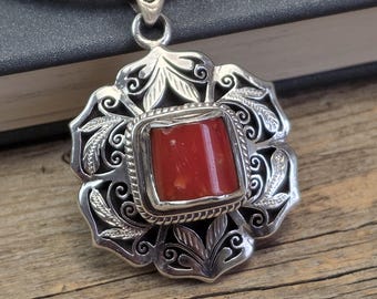 Italienischer Korallenanhänger aus Sterlingsilber, Statement-Halskette mit rotem Korallenanhänger, floraler Schmuck aus 925er Silber, handgefertigter Schmuck