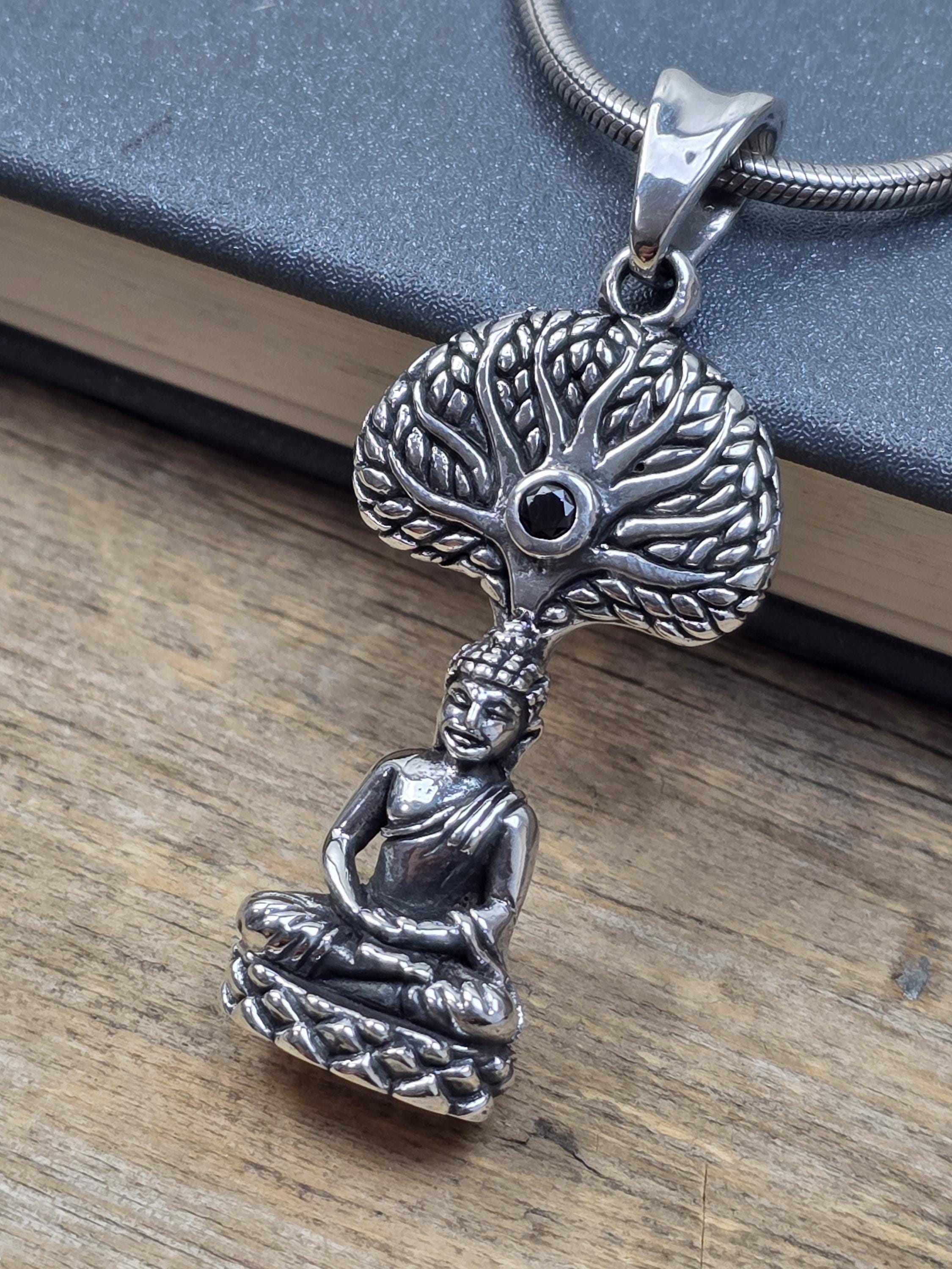 Ciondolo Buddha Sotto L'Albero Della Bodhi In Acciaio Inox - Gioiello Spirituale Ipoallergenico Per Meditazione E Pace Interiore - Con Catena Omaggio